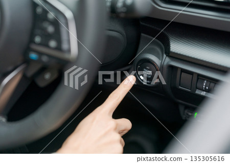 駕駛一輛車的女人的手 135305616