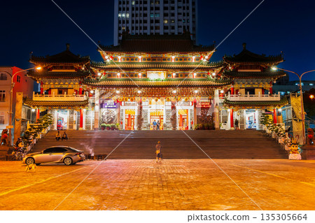 台灣高雄三鳳宮在晚上 台灣高雄三鳳宮在晚上 135305664