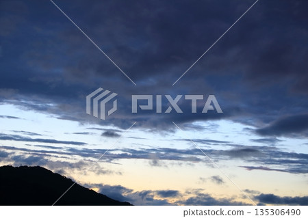 一張彩紙,上面織著天空和雲朵的圖案。信州的天空和雲朵。 一張彩紙,上面織著天空和雲朵的圖案。信州的天空和雲朵。 135306490
