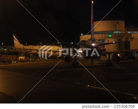 夜幕下的機場燈火通明－凱恩斯機場航廈和停車場 135306704