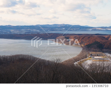 從網走市天都山展望台看到的深秋網走湖 135306710