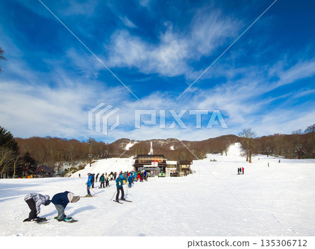 滑雪場(群馬縣沼田市丹原滑雪場)人們準備滑雪的場景以及纜車站前的排隊景象 滑雪場(群馬縣沼田市丹原滑雪場)人們準備滑雪的場景以及纜車站前的排隊景象 135306712