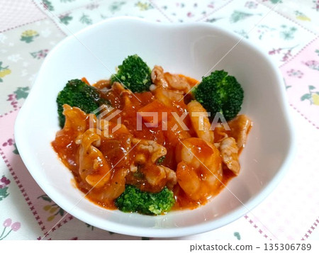Stir-fried shrimp and pork in tomato sauce 135306789