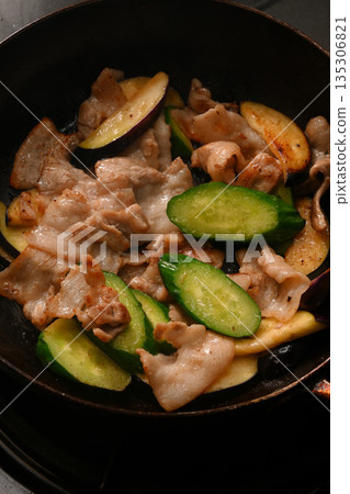 炒肉炒蔬菜 炒肉炒蔬菜 135306821