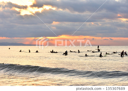 元旦清晨，人們在晨曦中衝浪 135307689