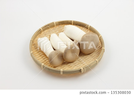 新鮮採摘的杏鮑菇和竹籃 新鮮採摘的杏鮑菇和竹籃 135308030