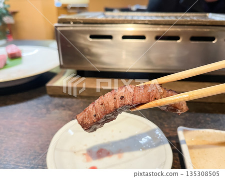 日式烤肉。夏多布里昂牛排在烤爐中烤製。 日式烤肉。夏多布里昂牛排在烤爐中烤製。 135308505