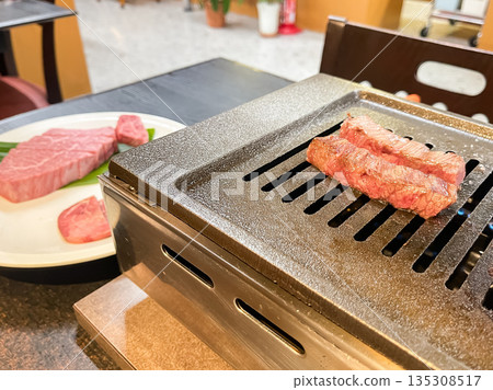 日式烤肉。夏多布里昂牛排在烤爐中烤製。 135308517