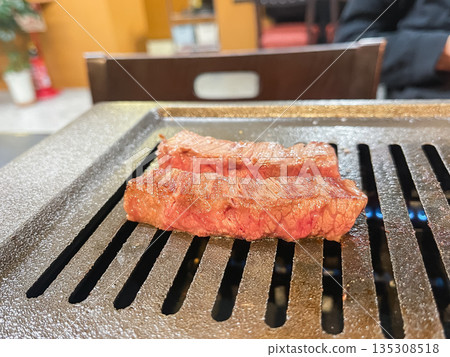 日式烤肉。夏多布里昂牛排在烤爐中烤製。 135308518