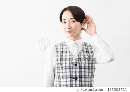 穿著辦公室制服的年輕女子 商業形象 穿著辦公室制服的年輕女子 商業形象 135308711