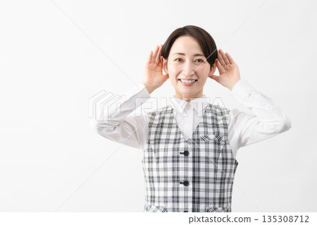 穿著辦公室制服的年輕女子 商業形象 穿著辦公室制服的年輕女子 商業形象 135308712