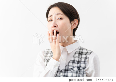 穿著辦公室制服的年輕女子 商業形象 穿著辦公室制服的年輕女子 商業形象 135308725