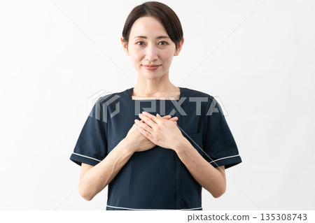 穿著美容院制服的年輕女子美容形象 穿著美容院制服的年輕女子美容形象 135308743