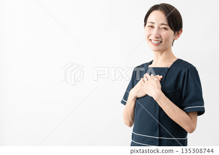 穿著美容院制服的年輕女子美容形象 穿著美容院制服的年輕女子美容形象 135308744