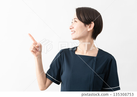 穿著美容院制服的年輕女子美容形象 135308753