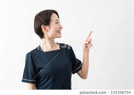 穿著美容院制服的年輕女子美容形象 135308754