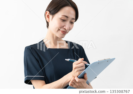 穿著美容院制服的年輕女子美容形象 穿著美容院制服的年輕女子美容形象 135308767