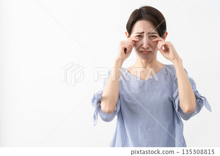 穿著休閒服裝的女人的生活方式形象 穿著休閒服裝的女人的生活方式形象 135308815