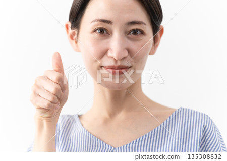 穿著休閒服裝的女人的生活方式形象 穿著休閒服裝的女人的生活方式形象 135308832