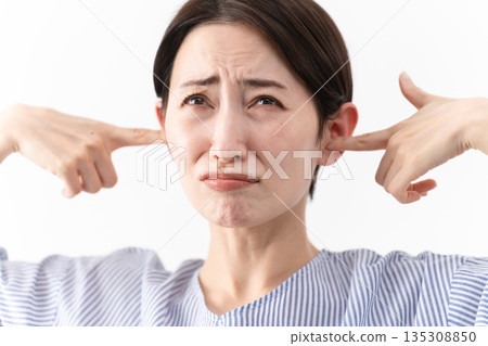 穿著休閒服裝的女人的生活方式形象 穿著休閒服裝的女人的生活方式形象 135308850