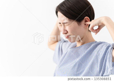 穿著休閒服裝的女人的生活方式形象 135308851