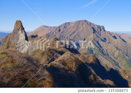 從貓岳東峰眺望熊本縣的阿蘇山、天狗岩和高岳。 從貓岳東峰眺望熊本縣的阿蘇山、天狗岩和高岳。 135308873