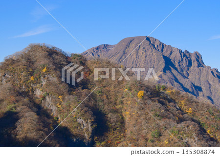 從貓岳鶴居山脊眺望熊本縣的阿蘇山 從貓岳鶴居山脊眺望熊本縣的阿蘇山 135308874