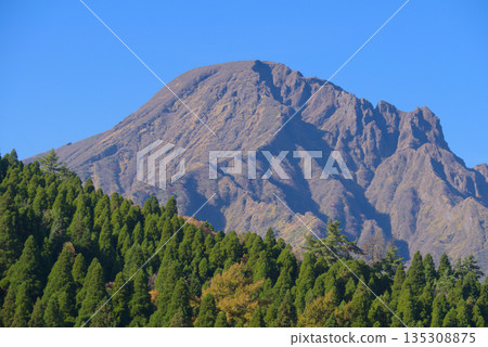 Mount Aso in Kumamoto Prefecture, seen from the Tsurii Ridge of Mount Nekodake 135308875