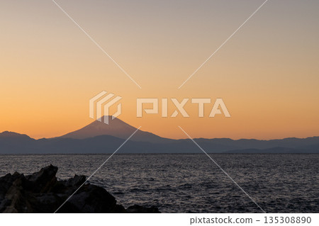 The sunset-colored sea and Mount Fuji as seen from Jogashima The sunset-colored sea and Mount Fuji as seen from Jogashima 135308890
