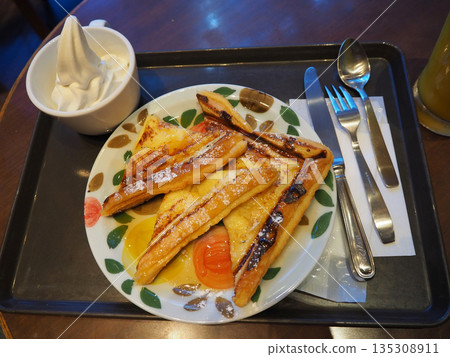 咖啡館裡的法式吐司 135308911