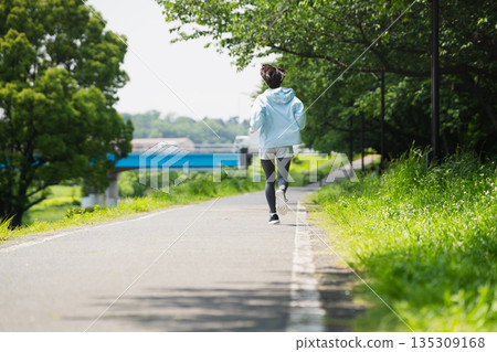 年輕女子跑步運動形象 135309168