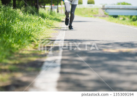 年輕女子跑步運動形象 年輕女子跑步運動形象 135309194