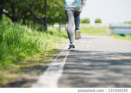 年輕女子跑步運動形象 年輕女子跑步運動形象 135309195