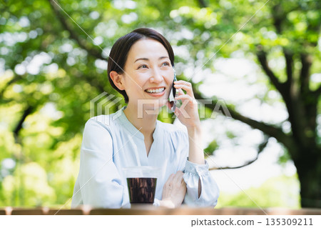 年輕女子在智慧型手機上交談生活方式圖像 135309211