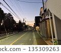 黃昏時分，電線橫跨天橋下的馬路。 135309263