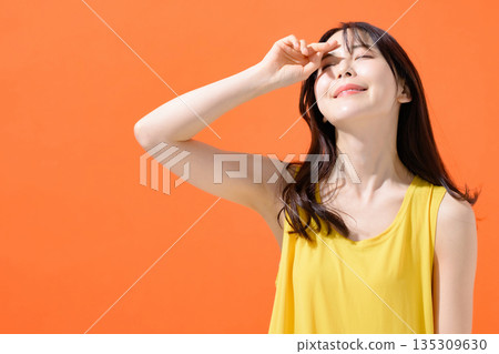 Women's portrait 135309630