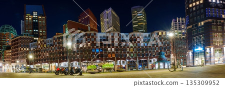 Spectacular Evening View of a Vibrant City Center with Bicycles and Motorcycles 135309952