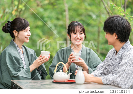 前往旅館/溫泉旅館,出差的年輕男女在露臺上喝茶(旅行) 前往旅館/溫泉旅館,出差的年輕男女在露臺上喝茶(旅行) 135310154