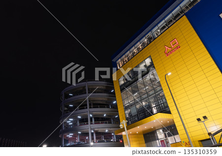 宜家家居現代商業建築夜景外觀 135310359