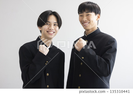 穿制服的男學生 135310441