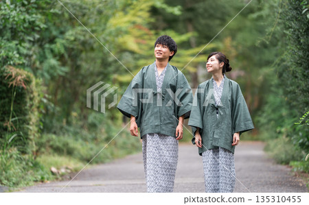 Couples and married couples in yukata on a hot spring trip 135310455