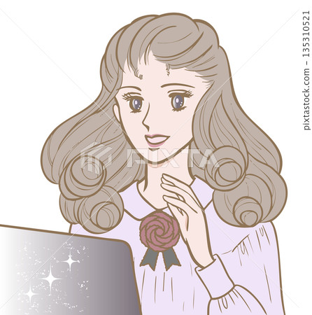 昭和時代少女漫畫風格,帶著微笑的女子坐在電腦前,彩色。 昭和時代少女漫畫風格,帶著微笑的女子坐在電腦前,彩色。 135310521