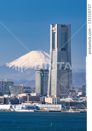 <Kanagawa Prefecture> A view of Yokohama Minato Mirai and Mount Fuji <Kanagawa Prefecture> A view of Yokohama Minato Mirai and Mount Fuji 135310737