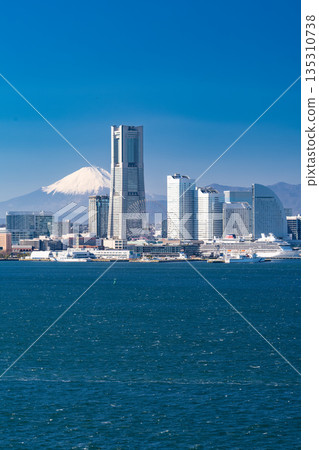 <Kanagawa Prefecture> A view of Yokohama Minato Mirai and Mount Fuji 135310738