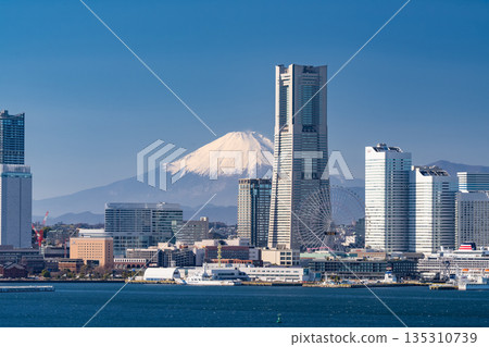 神奈川縣 橫濱港未來及富士山景色 135310739
