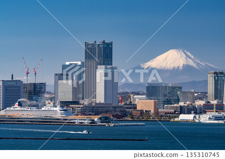 神奈川縣 橫濱港未來及富士山景色 135310745