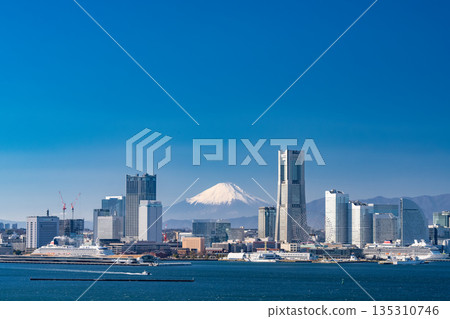 <Kanagawa Prefecture> A view of Yokohama Minato Mirai and Mount Fuji 135310746
