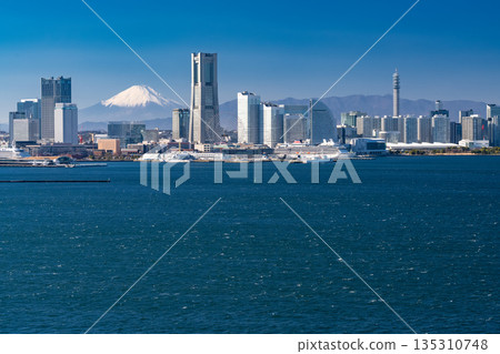 神奈川縣 橫濱港未來及富士山景色 135310748