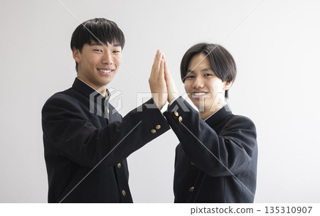 穿制服的男學生 135310907