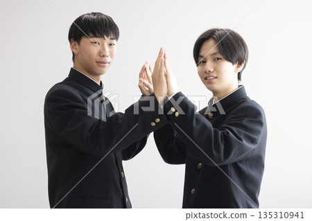 穿制服的男學生 135310941